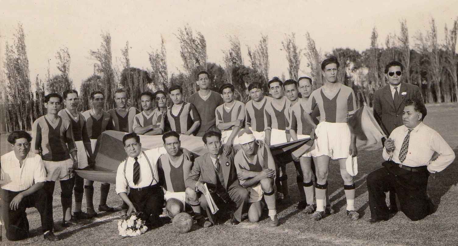 Carlos Abraham Sánchez Sifuentes, celebrando junto 
a sus consocios las Bodas de Plata del Club Unión Cartavio
el 5 de noviembre de 1943 en el estadio antiguo de Cartavio. Carlos Abraham Sánchez Sifuentes