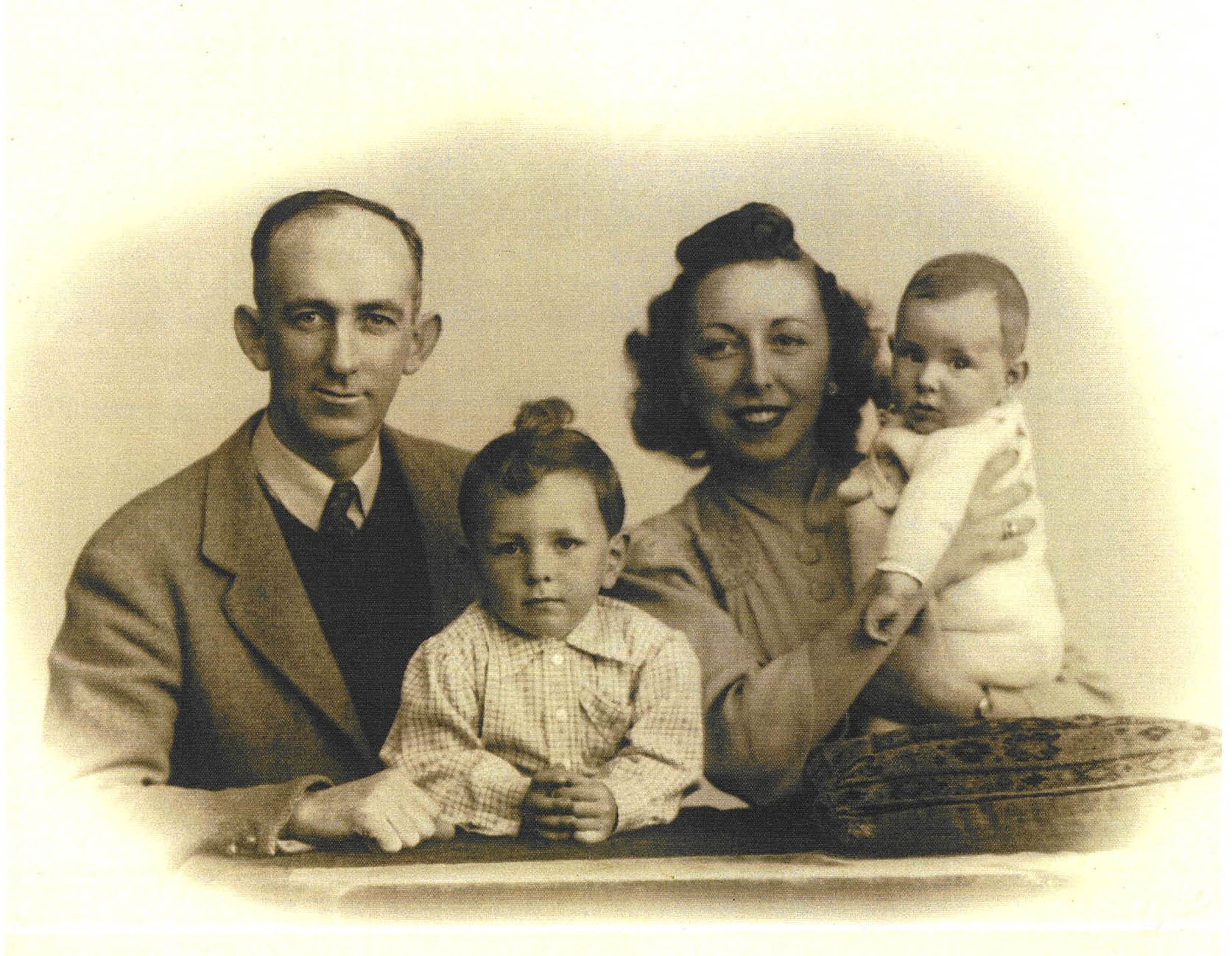 Hacienda Paramonga, 1942.
Superintendente General de las Fábricas de Papel y Azúcar. 
Con su esposa Graziella (nacida en 1917 en la Hda. Chiclín) e hijos 
Roberto y Enrique. JAmes Leroy Griffin