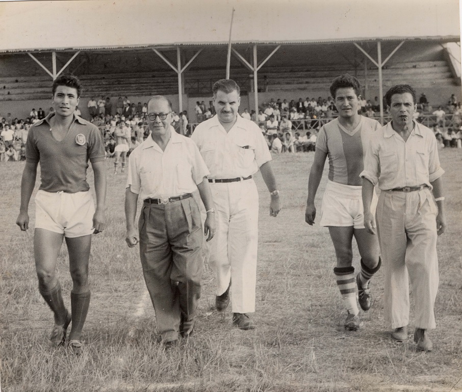 Don Aníbal Reyna Castillo camino a dar el play de honor, encuentro
entre Alfonso Ugarte de Chiclín y Unión Cartavio, 1958. Aníbal Reyna Castillo
