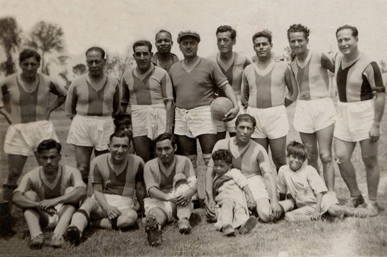 Don Aníbal Reyna Castillo y sus entrañables amigos
y consocios vistiendo los colores rojo y amarillo del
club de sus amores Unión Cartavio, 1958. Aníbal Reyna Castillo