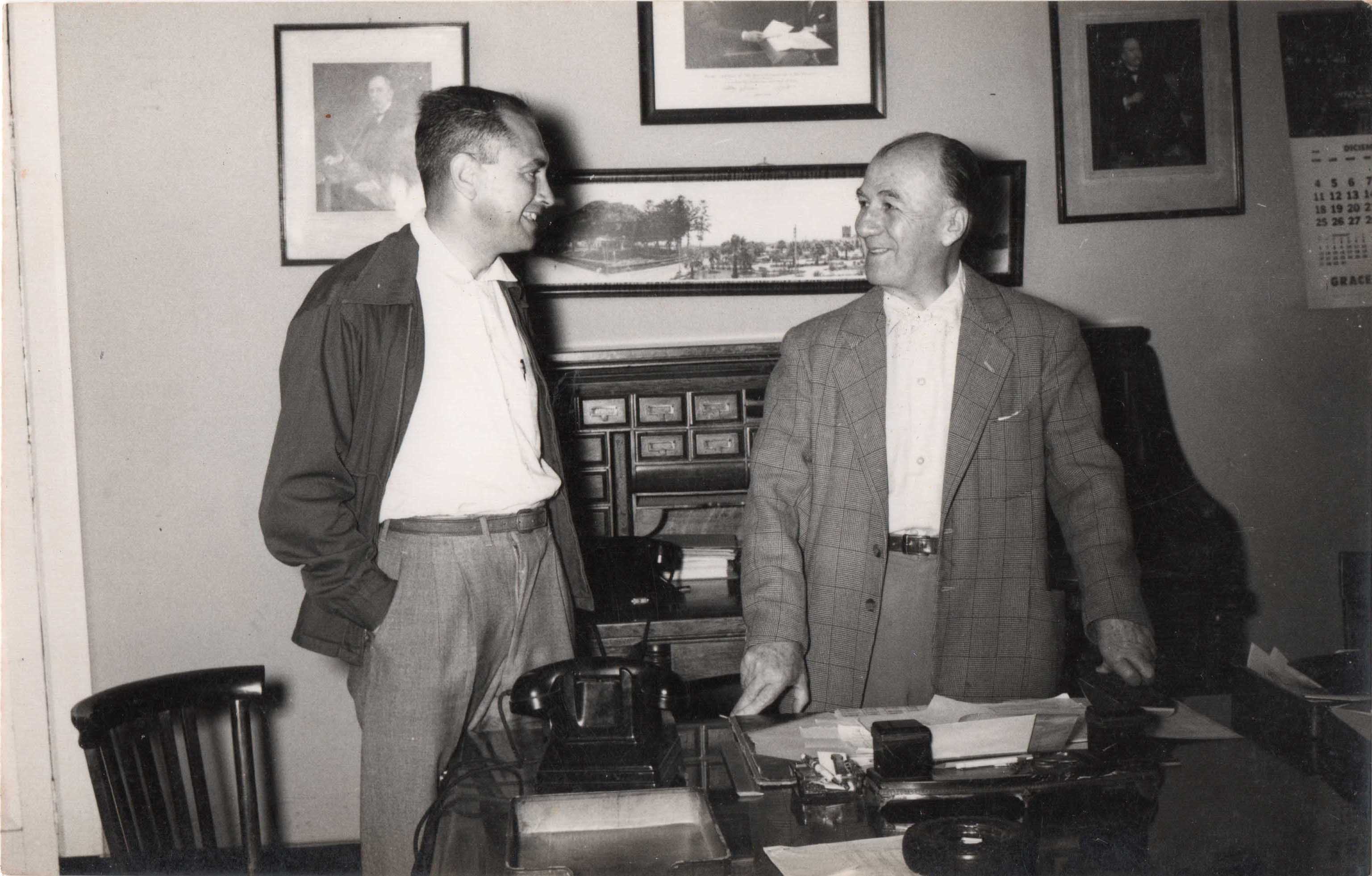 Don César Echeandía Calouns en su oficina en Cartavio, 
en ese momento despachando con el que sería su sucesor 
el Sr. Percy Barclay, 1956. César Echeandía Calouns