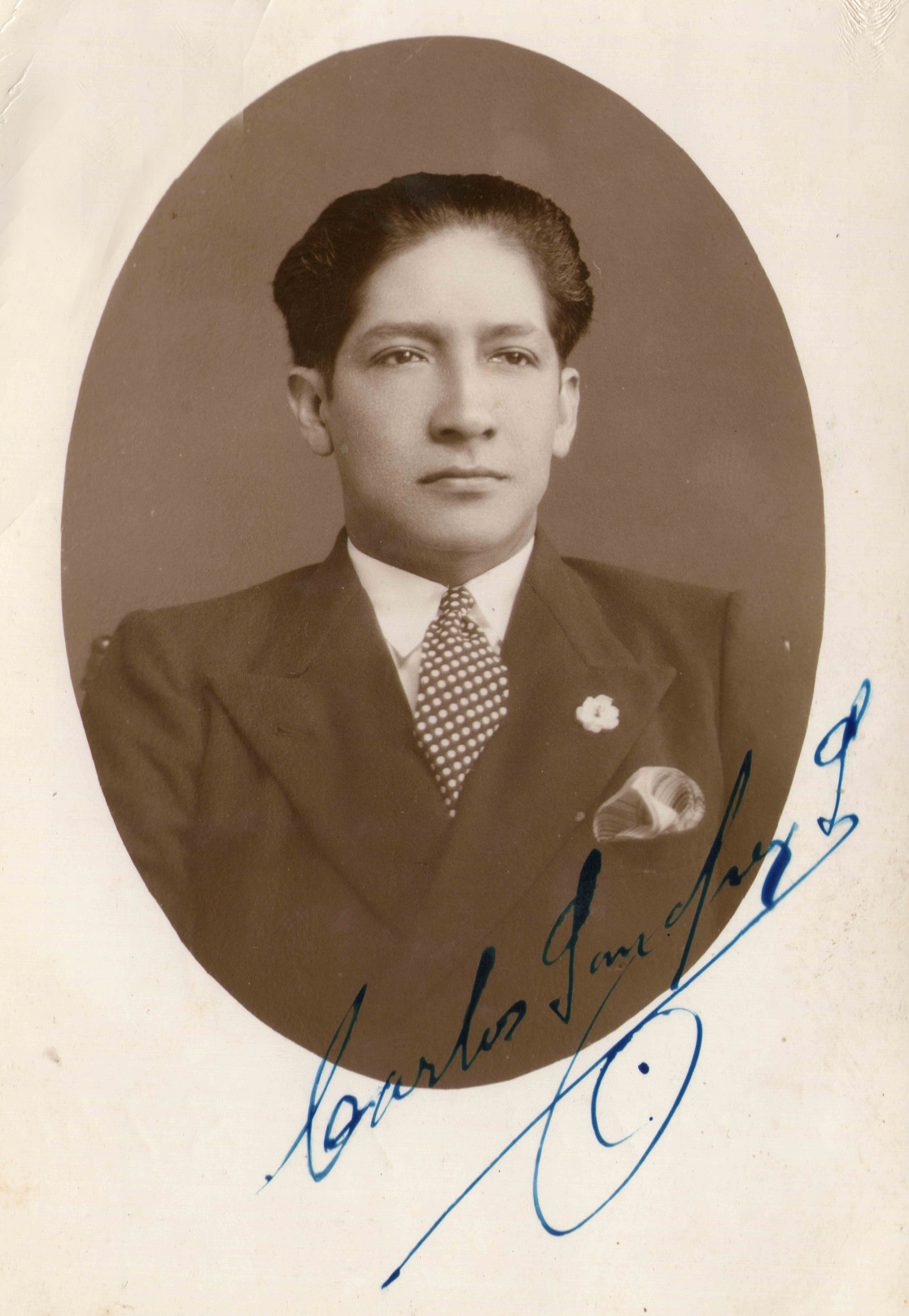 Carlos Abraham Sánchez Sifuentes, fundador del 
Club Unión Cartavio. Al reverso escrito de puño y letra 
se ve: Al Club Sport Unión Cartavio, su firma, la fecha 
Lima, 8 de setiembre de 1943 y su edad 37 años. Carlos Abraham Sánchez Sifuentes