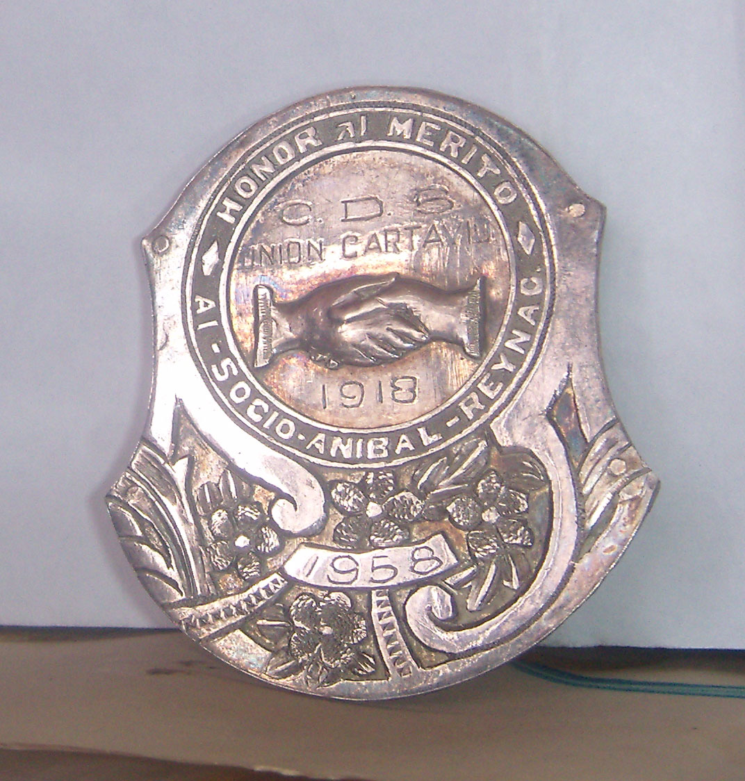 Pin solapero otorgado en reconocimiento a nuestro
socio fundador Don Aníbal Reyna Castillo, 1958. Aníbal Reyna Castillo